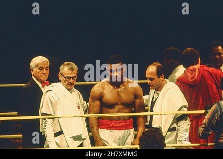 Mike Tyson vs Steve Zouski lotta con l'allenatore Kevin Rooney al Nassau Coliseum di Uniondale, New York, il 10,1986 marzo Foto Stock