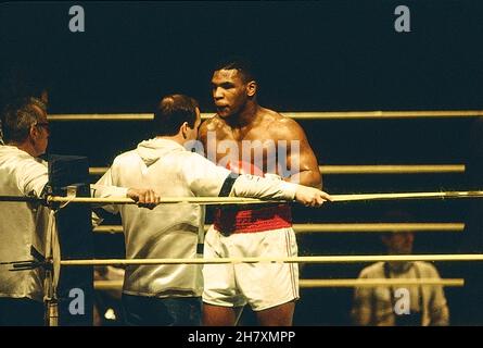 Mike Tyson vs Steve Zouski lotta con l'allenatore Kevin Rooney al Nassau Coliseum di Uniondale, New York, il 10,1986 marzo Foto Stock