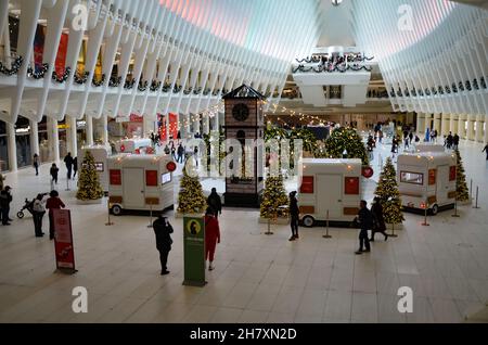 L’Oculus di New York City è stato decorato durante le festività del 25 novembre 2021. Foto Stock