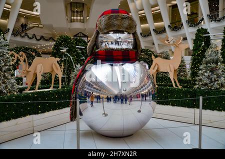 L’Oculus di New York City è stato decorato durante le festività del 25 novembre 2021. Foto Stock