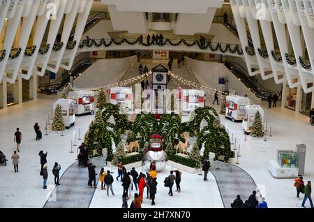 L’Oculus di New York City è stato decorato durante le festività del 25 novembre 2021. Foto Stock