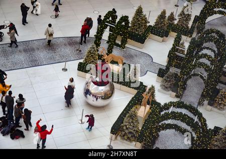 L’Oculus di New York City è stato decorato durante le festività del 25 novembre 2021. Foto Stock