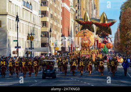 Migliaia di persone hanno partecipato 95th alla sfilata annuale del giorno del Ringraziamento di Macy a New York il 25 novembre 2021. Foto Stock