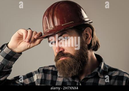 Godendo la barba perfetta, costruendo e riparando. Bell'uomo operaio. Uomo in uniforme Foto Stock
