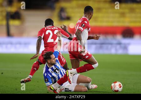 Monaco, 25 novembre 2021. Adnan Januzaj di Real Sociedad si scontra con Youssouf Fofana e Jean Lucas di AS Monaco durante la partita della UEFA Europa League allo Stade Louis II di Monaco. Il credito d'immagine dovrebbe essere: Jonathan Moscrop / Sportimage Credit: Sportimage/Alamy Live News Foto Stock