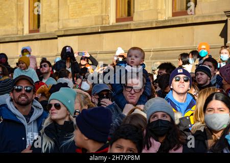 Migliaia di persone hanno partecipato 95th alla sfilata annuale del giorno del Ringraziamento di Macy a New York il 25 novembre 2021. Foto Stock