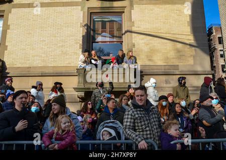 Migliaia di persone hanno partecipato 95th alla sfilata annuale del giorno del Ringraziamento di Macy a New York il 25 novembre 2021. Foto Stock