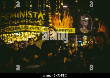 Barcellona, Spagna. 25 Nov 2021. Un gruppo di percussioni femministe partecipa a una marcia di protesta attraverso Barcellona in occasione della Giornata Internazionale per l'eliminazione della violenza contro le Donne Credit: Matthias Oesterle/Alamy Live News Foto Stock