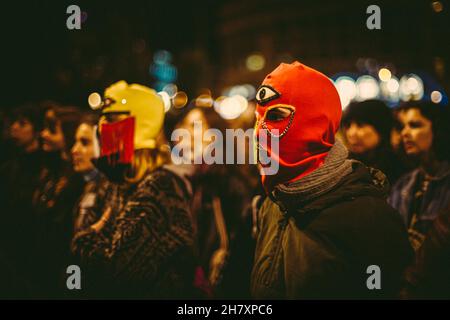 Barcellona, Spagna. 25 Nov 2021. I manifestanti femministi marciano a Barcellona in occasione della Giornata Internazionale per l'eliminazione della violenza contro le donne Credit: Matthias Oesterle/Alamy Live News Foto Stock