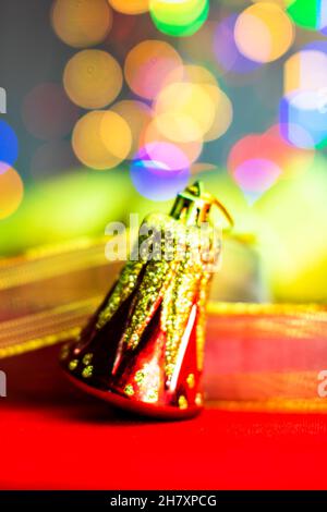 Natale concetto con decorazione e bokeh lighs sfondo Foto Stock