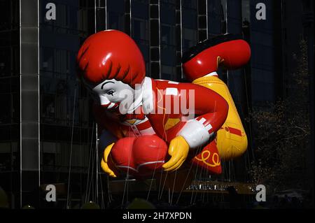 New York, Stati Uniti. 25 Nov 2021. Il mongolfiera Ronald McDonald arriva al Columbus Circle durante la 95esima Parata annuale Macy's Thanksgiving Day, a New York, NY, 25 novembre 2021. La sfilata è tornata alle sue dimensioni nel corso di quest'anno dopo essere stata ridimensionata e chiusa al pubblico nel 2020 a causa della pandemia del coronavirus. (Foto di Anthony Behar/Sipa USA) Credit: Sipa USA/Alamy Live News Foto Stock