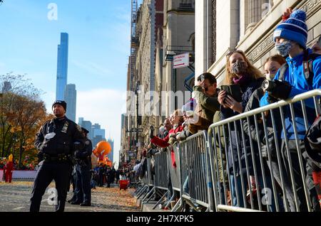 Migliaia di persone hanno partecipato 95th alla sfilata annuale del giorno del Ringraziamento di Macy a New York il 25 novembre 2021. Foto Stock