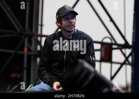 Milano, Italia. 25 Nov 2021. Valentino Rossi sul palco durante un altro Lap, News a Milano, Novembre 25 2021 Credit: Independent Photo Agency/Alamy Live News Foto Stock