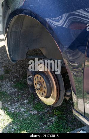 Primo piano di cambio meccanico ruota su auto con utensile manuale in Romania, Bucarest, 2022 Foto Stock