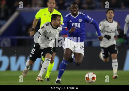 Leicester, Regno Unito. 25 Nov 2021. Il centrocampista di Legia Warsaw Luquinhas (82) combatte per la palla con il centrocampista di Leicester City Boubakary Soumaré (42) durante la partita di gruppo UEFA Europa League tra Leicester City e Legia Warsaw al King Power Stadium di Leicester, Inghilterra, il 25 novembre 2021. Foto di Jurek Biegus. Solo per uso editoriale, licenza richiesta per uso commerciale. Nessun utilizzo nelle scommesse, nei giochi o nelle pubblicazioni di un singolo club/campionato/giocatore. Credit: UK Sports Pics Ltd/Alamy Live News Foto Stock