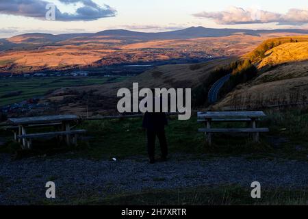 Un fotografo scatta una foto di Pen-y-Fan dal monte Rhigos il 21 novembre 2021. Credito: Lewis Mitchell Foto Stock