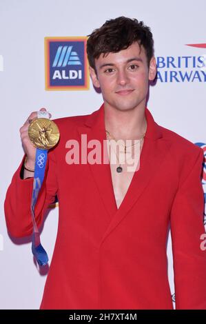 Londra, Regno Unito. 25 Nov 2021. Tom Daley arriva prima del Team GB Ball a Evolution London. Credit: Alan D West/Alamy Live News Foto Stock