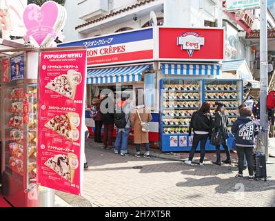 Takeshita Street o Takeshita-dori, una strada vivace nella parte Harajuku di Tokyo in Giappone che vende moda vivace ed estrema, cibo e molto altro. Foto Stock