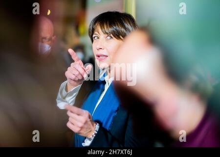 Berlino, Germania. 25 Nov 2021. Sophie Marceau, attrice, arriva alla prima del film "Everything Went Well" al Cinema Paris come parte della 21a settimana del cinema francese. Credit: Christoph Soeder/dpa/Alamy Live News Foto Stock