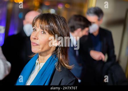 Berlino, Germania. 25 Nov 2021. Sophie Marceau, attrice, arriva alla prima del film "Everything Went Well" al Cinema Paris come parte della 21a settimana del cinema francese. Credit: Christoph Soeder/dpa/Alamy Live News Foto Stock