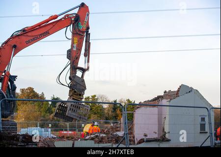 Grande Missenden, Regno Unito. 25 novembre 2021. Oggi HS2 stava demolendo l'ex pub Black Horse a Great Missenden. Il pub era diventato una palestra chiamata pesi e misure ed era anche una casa di famiglia. Anche se la gamba orientale della HS2 High Speed Rail è stata cancellata da Boris Johnson, HS2 Ltd stanno continuando con la loro costruzione della fase 1 della HS2 High Speed Rail da Londra a Birmingham che sta distruggendo le palanghe dei Chilterns, un'area di eccezionale bellezza naturale. Credit: Maureen McLean/Alamy Live News Foto Stock