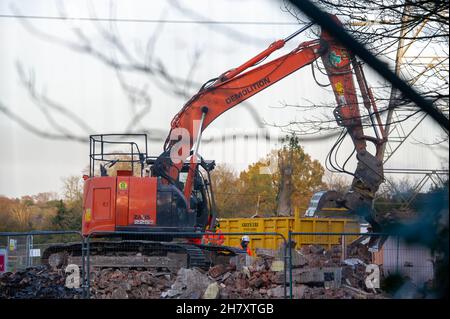 Grande Missenden, Regno Unito. 25 novembre 2021. Oggi HS2 stava demolendo l'ex pub Black Horse a Great Missenden. Il pub era diventato una palestra chiamata pesi e misure ed era anche una casa di famiglia. Anche se la gamba orientale della HS2 High Speed Rail è stata cancellata da Boris Johnson, HS2 Ltd stanno continuando con la loro costruzione della fase 1 della HS2 High Speed Rail da Londra a Birmingham che sta distruggendo le palanghe dei Chilterns, un'area di eccezionale bellezza naturale. Credit: Maureen McLean/Alamy Live News Foto Stock