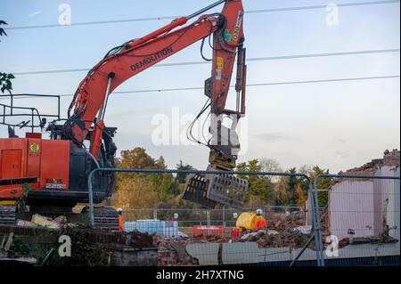 Grande Missenden, Regno Unito. 25 novembre 2021. Oggi HS2 stava demolendo l'ex pub Black Horse a Great Missenden. Il pub era diventato una palestra chiamata pesi e misure ed era anche una casa di famiglia. Anche se la gamba orientale della HS2 High Speed Rail è stata cancellata da Boris Johnson, HS2 Ltd stanno continuando con la loro costruzione della fase 1 della HS2 High Speed Rail da Londra a Birmingham che sta distruggendo le palanghe dei Chilterns, un'area di eccezionale bellezza naturale. Credit: Maureen McLean/Alamy Live News Foto Stock