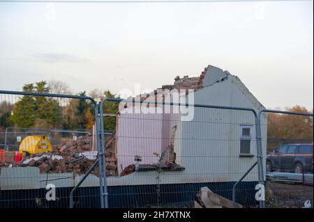 Grande Missenden, Regno Unito. 25 novembre 2021. Oggi HS2 stava demolendo l'ex pub Black Horse a Great Missenden. Il pub era diventato una palestra chiamata pesi e misure ed era anche una casa di famiglia. Anche se la gamba orientale della HS2 High Speed Rail è stata cancellata da Boris Johnson, HS2 Ltd stanno continuando con la loro costruzione della fase 1 della HS2 High Speed Rail da Londra a Birmingham che sta distruggendo le palanghe dei Chilterns, un'area di eccezionale bellezza naturale. Credit: Maureen McLean/Alamy Live News Foto Stock