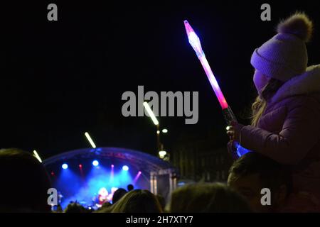 Teesside, Regno Unito. 25 Nov 2021. Stockton sparkles 2021, Stockton-on-Tees, Teesside, Regno Unito. Uno dei tanti bambini che guardano con interesse tra le migliaia di persone, giovani e anziani, che si sono rivelati vedere l'annuale luci di Natale accendersi a Stockton-on-Tees. Credit: Teesside Snapper/Alamy Live News. Credit: James Hind/Alamy Live News Foto Stock