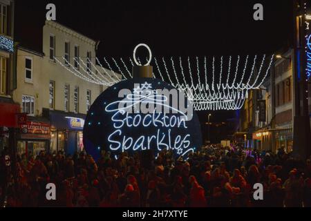 Teesside, Regno Unito. 25 Nov 2021. Stockton sparkles 2021, Stockton-on-Tees, Teesside, Regno Unito. Immagine che mostra alcune delle 2021 installazioni di luci di Natale come migliaia di persone, giovani e vecchi, si è rivelato per vedere l'annuale luci di Natale accendere a Stockton-on-Tees. Ciò è avvenuto dopo che l'evento dell'anno scorso è stato annullato a causa della pandemia di Covid19. Le famiglie erano intrattenuti da gruppi musicali e cantanti locali. Credit: Teesside Snapper/Alamy Live News. Credit: James Hind/Alamy Live News Foto Stock