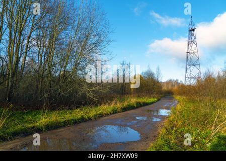 Torre geodetica sul bordo di una strada di campagna . Vsevolozhsk, regione di Leningrad, Russia. Foto Stock