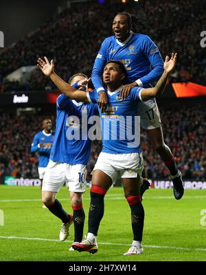 Alfredo Morelos (centro) di Rangers festeggia il secondo gol della partita con i compagni di squadra Steven Davis (a sinistra) e Joe Aribo durante la partita della UEFA Europa League, Group A allo stadio Ibrox di Glasgow. Data immagine: Giovedì 25 novembre 2021. Foto Stock