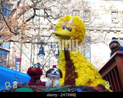 25 novembre 2021, New York, New York, Stati Uniti d'America: New York, La 95esima Parata annuale di Macy's Thanksgiving Day, che si tiene il 25 novembre 2021 a New York City, è a 2.5 miglia dall'inizio alla fine, che si snoda attraverso le strade di Manhattan fino alla sua destinazione finale, Macy's, in 34th Street. (Credit Image: © Bruce Cotler/ZUMA Press Wire) Foto Stock