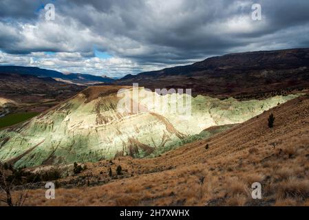 Nuvole su Blue bassin nel centro dell'oregon Foto Stock