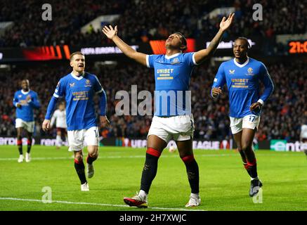 Alfredo Morelos (centro) di Rangers festeggia il secondo gol della partita con i compagni di squadra Steven Davis (a sinistra) e Joe Aribo durante la partita della UEFA Europa League, Group A allo stadio Ibrox di Glasgow. Data immagine: Giovedì 25 novembre 2021. Foto Stock