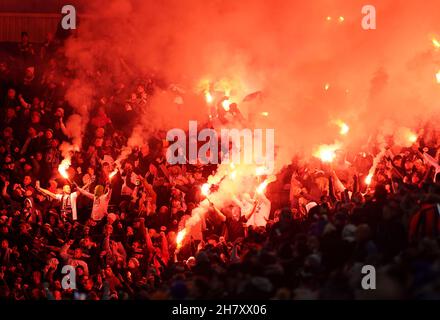 I fan di Legia Warsaw negli stand hanno smesso di calare durante la partita della UEFA Europa League, del Gruppo C al King Power Stadium di Leicester. Data immagine: Giovedì 25 novembre 2021. Foto Stock