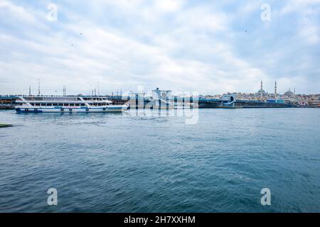 Paesaggio urbano di Istanbul con ponte Galata e Hagia Sophia sullo sfondo. Traghetto sul Bosforo e vista della crociera nello stretto di Istanbul. Foto Stock