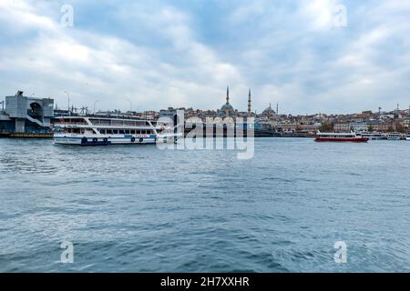 Paesaggio urbano di Istanbul con ponte Galata e Hagia Sophia sullo sfondo. Traghetto sul Bosforo e vista della crociera nello stretto di Istanbul. Foto Stock