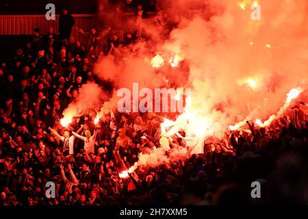 I fan di Legia Warsaw negli stand hanno smesso di calare durante la partita della UEFA Europa League, del Gruppo C al King Power Stadium di Leicester. Data immagine: Giovedì 25 novembre 2021. Foto Stock