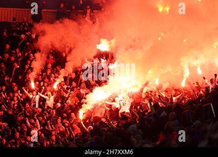 I fan di Legia Warsaw negli stand hanno smesso di calare durante la partita della UEFA Europa League, del Gruppo C al King Power Stadium di Leicester. Data immagine: Giovedì 25 novembre 2021. Foto Stock