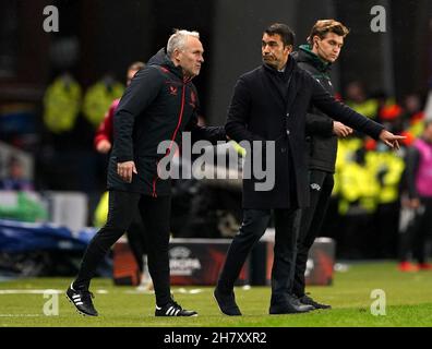 Il manager dei Rangers Giovanni van Bronckhorst (a sinistra) e l'allenatore di fitness Arno Phillips durante la partita della UEFA Europa League, Group A allo stadio Ibrox di Glasgow. Data immagine: Giovedì 25 novembre 2021. Foto Stock