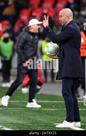 Praga, Repubblica Ceca. 25 Nov 2021. Allenatore di Feyenoord Arne slot in azione durante la Football Conference League 5 ° turno gruppo e partita: Slavia Praga vs Feyenoord Rotterdam a Praga, Repubblica Ceca, 25 novembre 2021. Credit: Michal Kamaryt/CTK Photo/Alamy Live News Foto Stock