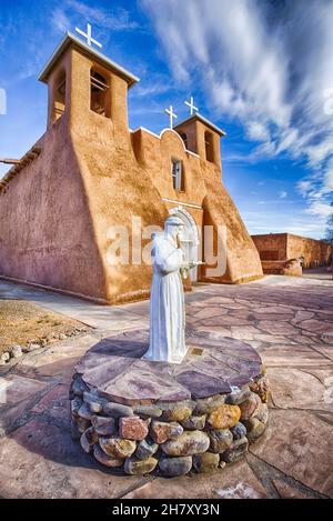 La Missione di San Francisco a Taos, New Mexico, fu costruita nel 1772. La chiesa fu fatta di adobe dai Padri Francescani. Nel 1970 fu dichiarata Nationa Foto Stock