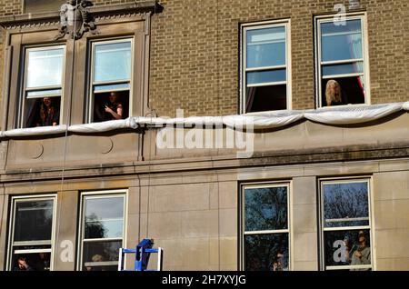 New York, Stati Uniti. 25 Nov 2021. Gli spettatori gioiosi sono visti godendo della parata annuale del giorno del Ringraziamento di Macy a New York City. (Foto di Ryan Rahman/Pacific Press) Credit: Pacific Press Media Production Corp./Alamy Live News Foto Stock