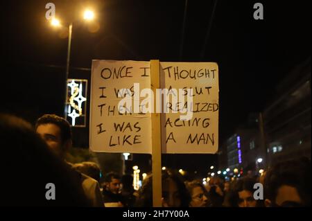 Atene, Grecia. 25 Nov 2021. Gli attivisti protestano ad Atene nell'ambito della Giornata Internazionale per l'eliminazione della violenza nei confronti delle donne. (Foto di George Panagakis/Pacific Press) Credit: Pacific Press Media Production Corp./Alamy Live News Foto Stock