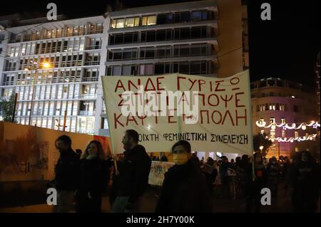 Atene, Grecia. 25 Nov 2021. Gli attivisti protestano ad Atene nell'ambito della Giornata Internazionale per l'eliminazione della violenza nei confronti delle donne. (Foto di George Panagakis/Pacific Press) Credit: Pacific Press Media Production Corp./Alamy Live News Foto Stock