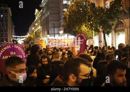 Atene, Grecia. 25 Nov 2021. Gli attivisti protestano ad Atene nell'ambito della Giornata Internazionale per l'eliminazione della violenza nei confronti delle donne. (Foto di George Panagakis/Pacific Press) Credit: Pacific Press Media Production Corp./Alamy Live News Foto Stock