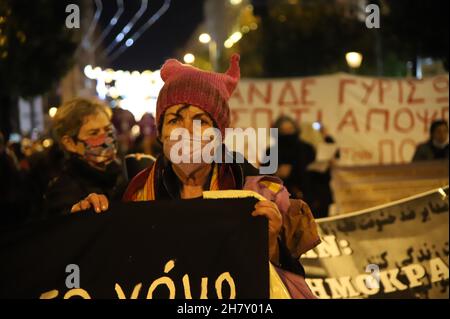 Atene, Grecia. 25 Nov 2021. Gli attivisti protestano ad Atene nell'ambito della Giornata Internazionale per l'eliminazione della violenza nei confronti delle donne. (Foto di George Panagakis/Pacific Press) Credit: Pacific Press Media Production Corp./Alamy Live News Foto Stock