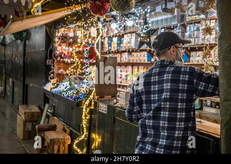 Barcellona, Spagna. 25 Nov 2021. Un venditore di artigianato di Natale è visto mettere pezzi nel suo negozio di baracca. Barcellona sta preparando la Fira de Santa Llúcia, un tradizionale mercato di Natale all'aperto di fronte alla Cattedrale di Barcellona, come l'obbligatorio passaporto al coperto Covid 19 entra in vigore. (Foto di Paco Freire/SOPA Images/Sipa USA) Credit: Sipa USA/Alamy Live News Foto Stock