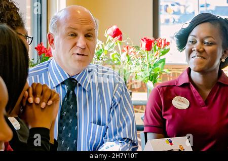 Dan Cathy, CEO di Chick-fil-A, parla con i dipendenti di Chick-fil-A in un nuovo ristorante, il 7 marzo 2012, a Columbus, Mississippi. Foto Stock